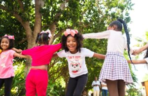 Niños en Funencanto, disfrutando calidad de vida en Barú