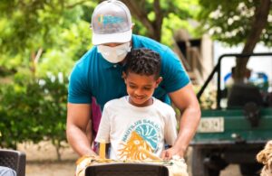 Niños aprendiendo instrumentos de percusión en Barú