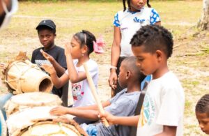 beneficiarios de la fundación fuencanto de barú, aprenden a tocar instrumentos de percusión.